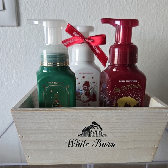 White Barn Basket Tray Tree Farm 🎄, Peppermint 🍬, Winter Apple 🍎 BBW handsoap - Picture 2 of 4
